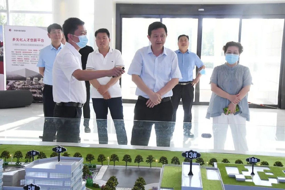 鄭州市二七區(qū)委副書記、區(qū)長虎榮鑫一行蒞臨鄭投科技創(chuàng)新園調(diào)研指導(dǎo)工作