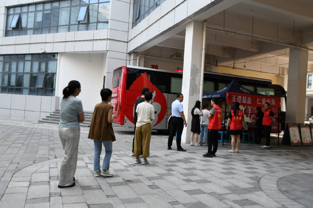【黨建園地】無(wú)償獻(xiàn)血 仁愛(ài)光榮丨鄭投產(chǎn)業(yè)園黨支部組織開(kāi)展無(wú)償獻(xiàn)血活動(dòng)