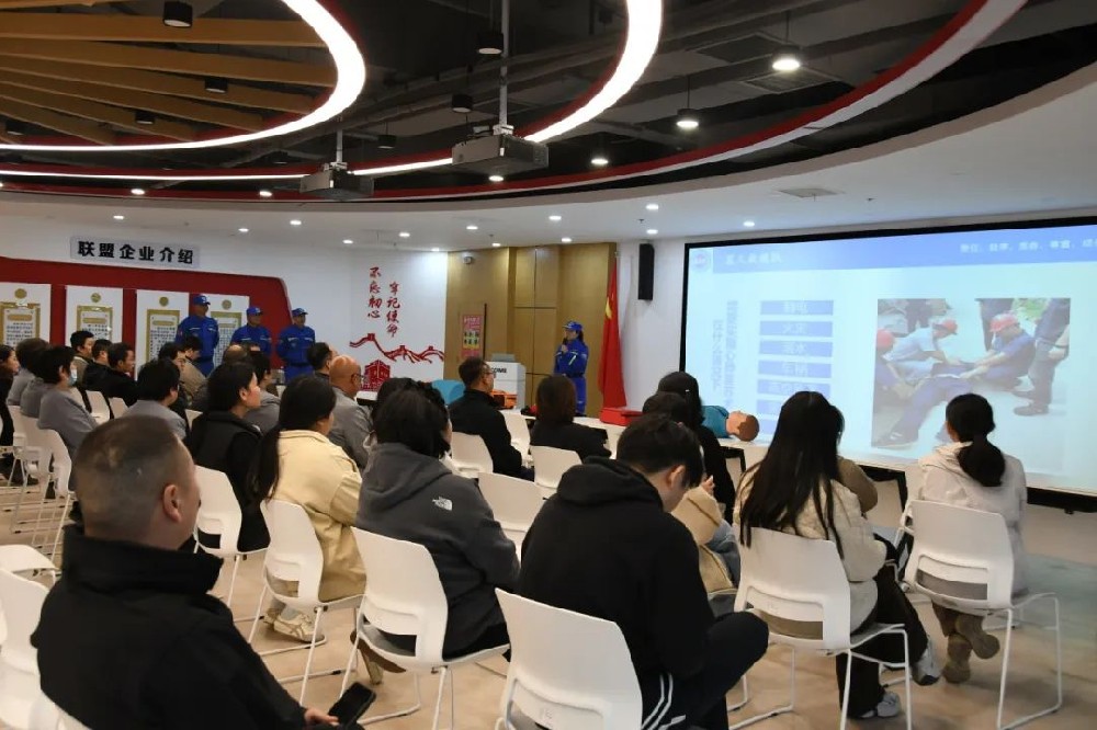消防演練鳴警鐘 防患未“燃”不放松丨鄭投科技創(chuàng)新園開展消防安全知識(shí)培訓(xùn)暨應(yīng)急疏散演練活動(dòng)